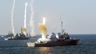 Illustration for article titled This Chase Plane's View Of A Tomahawk Striking A Ship Is Incredible